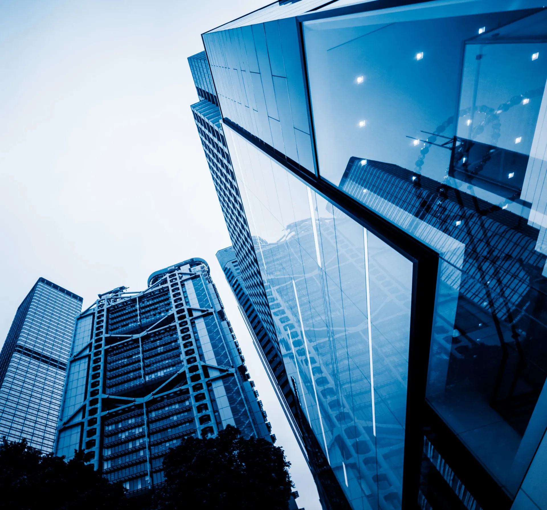 Torres de oficinas corporativas representando dirección empresarial