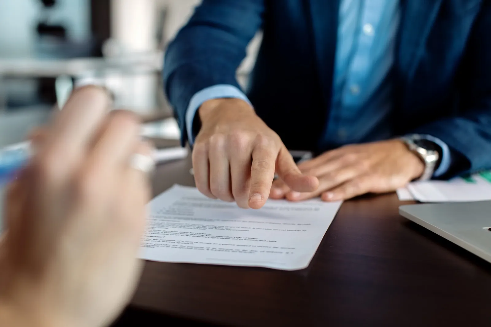Asesor legal corporativo revisando contrato de operación M&A