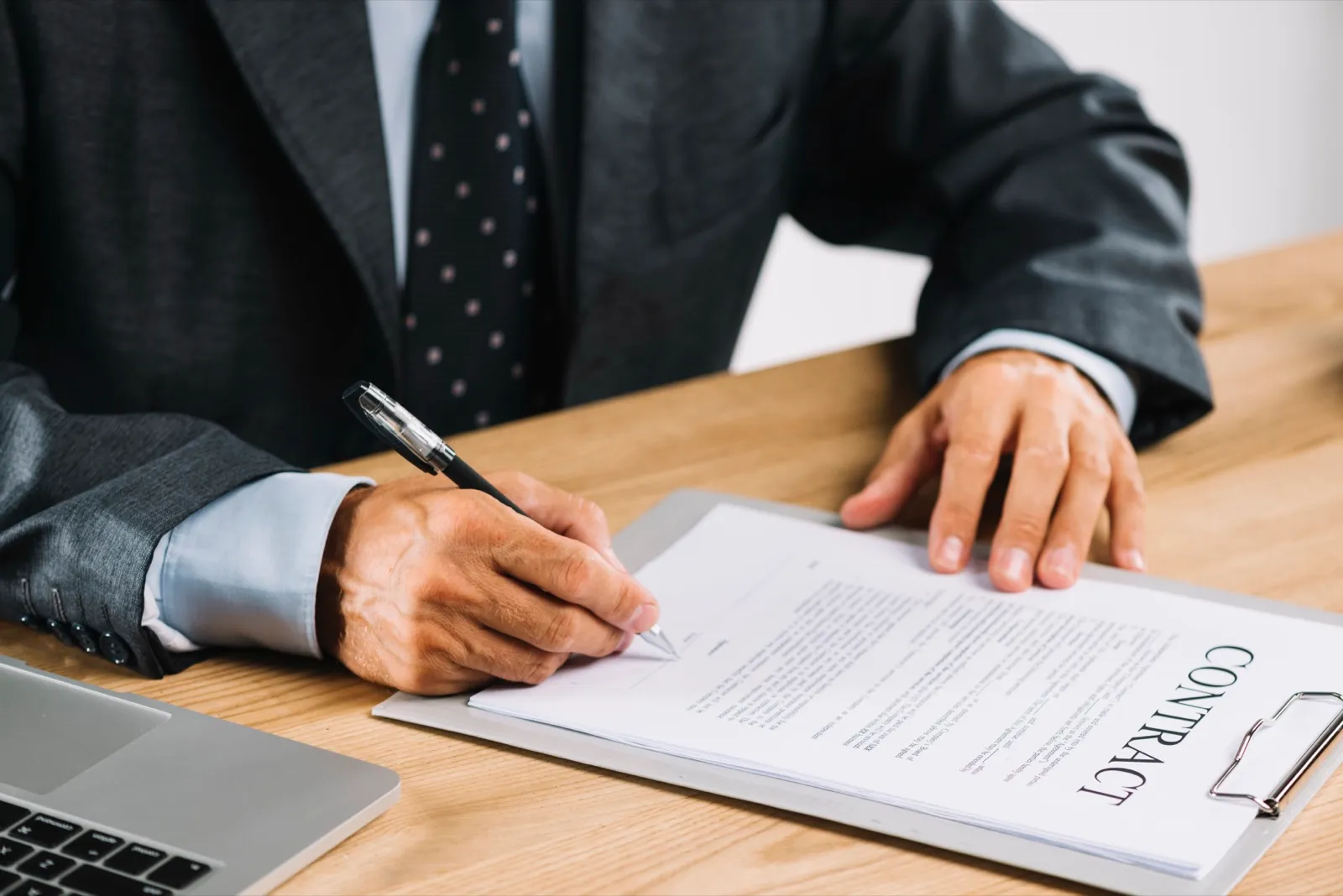 Abogado firmando acuerdo de gobierno corporativo